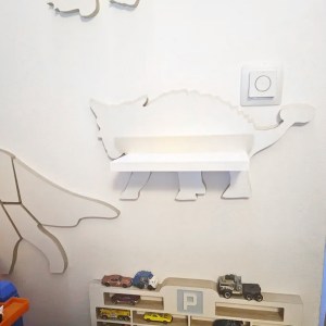 Drevená detská polička na stenu DINO