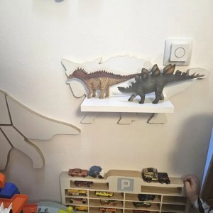 Drevená detská polička na stenu DINO