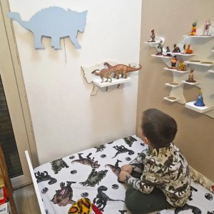 Drevená detská polička na stenu DINO