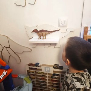 Drevená detská polička na stenu DINO