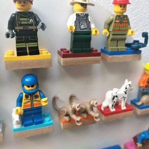 Organizér polička na LEGO figúrky postavičky - model ÚSMEV