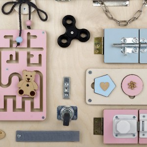 Montessori tabuľa (activity board) pre deti - manipulačná doska
