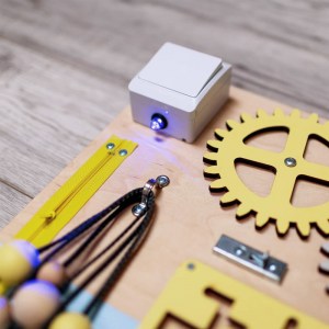 Montessori tabuľa (activity board) pre deti - manipulačná doska